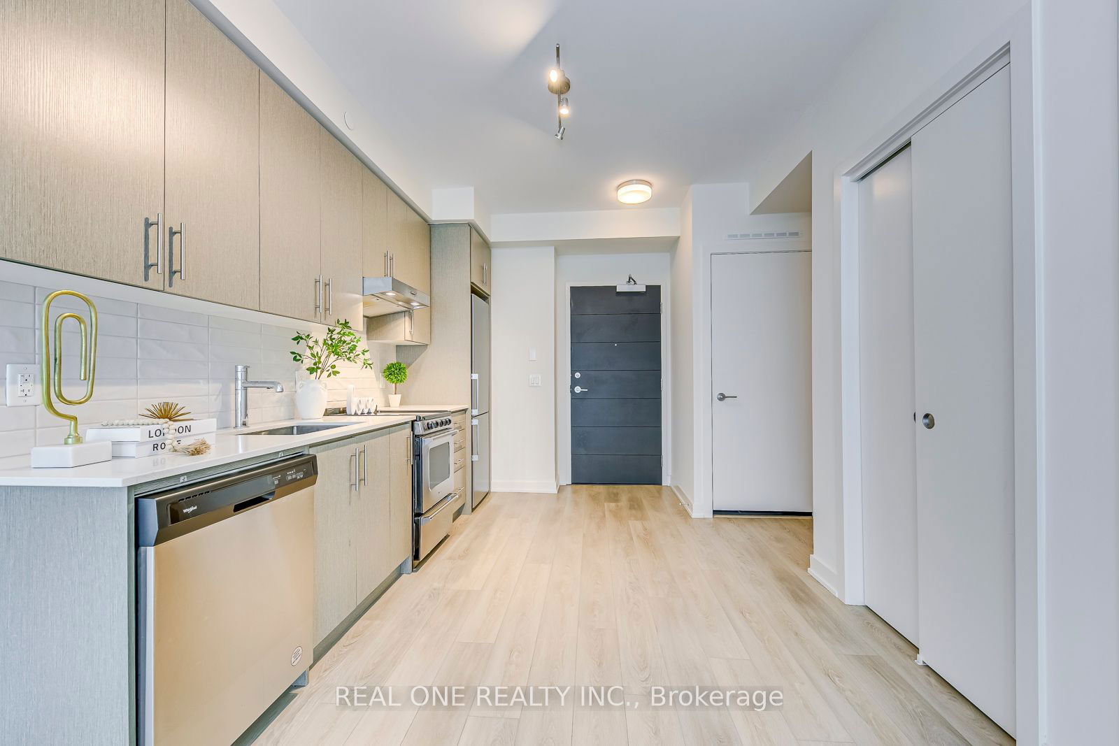 212 King William St, unit 906 for sale