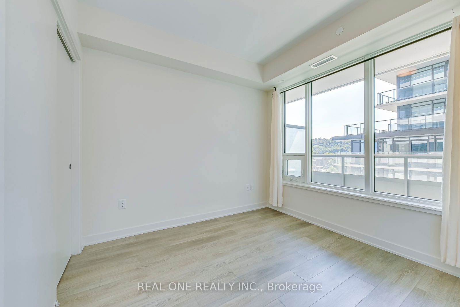 212 King William St, unit 906 for sale - image #9