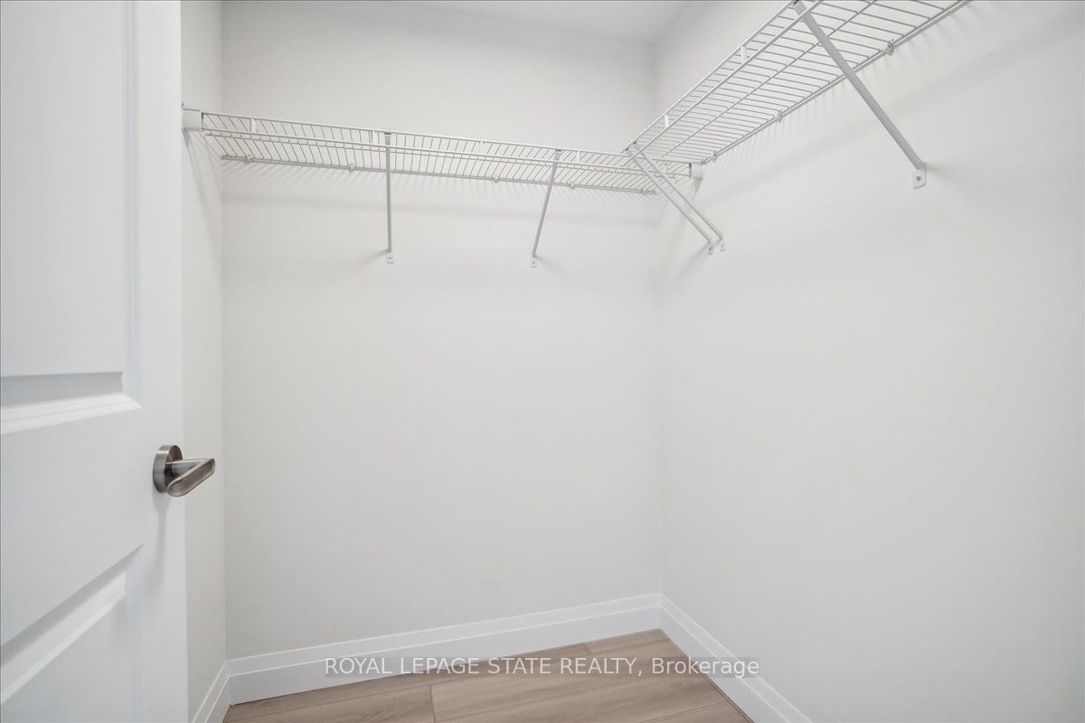 153 Wilson St W, unit 213 for rent