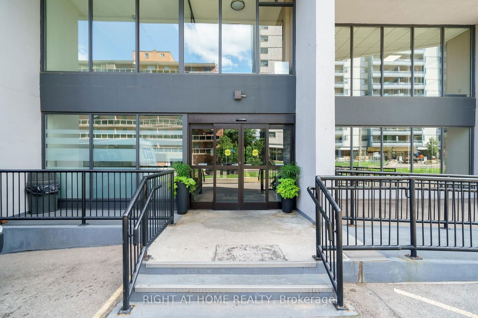 150 Charlton Ave E, unit 2907 for sale