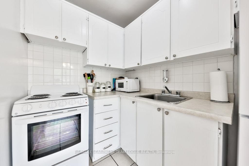 150 Charlton Ave E, unit 1705 for rent - image #11