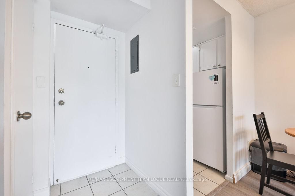 150 Charlton Ave E, unit 1705 for rent - image #8