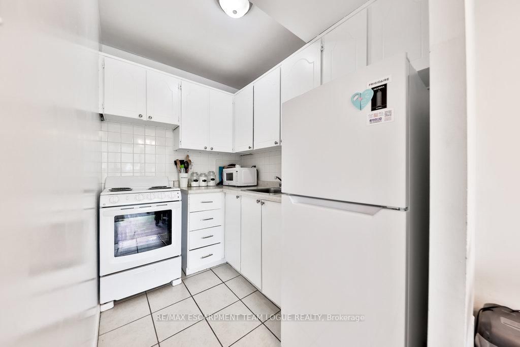 150 Charlton Ave E, unit 1705 for rent - image #9