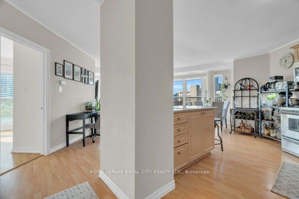 135 James St S, unit 614 for sale