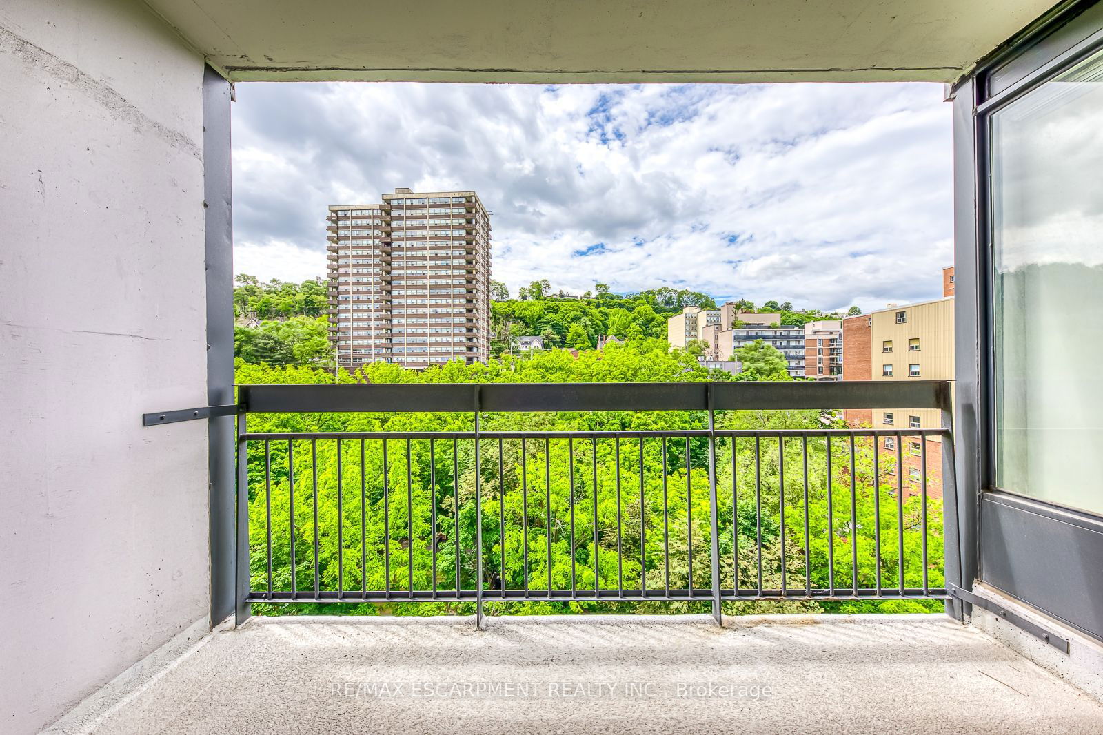 150 Charlton Ave E, unit 1205 for sale