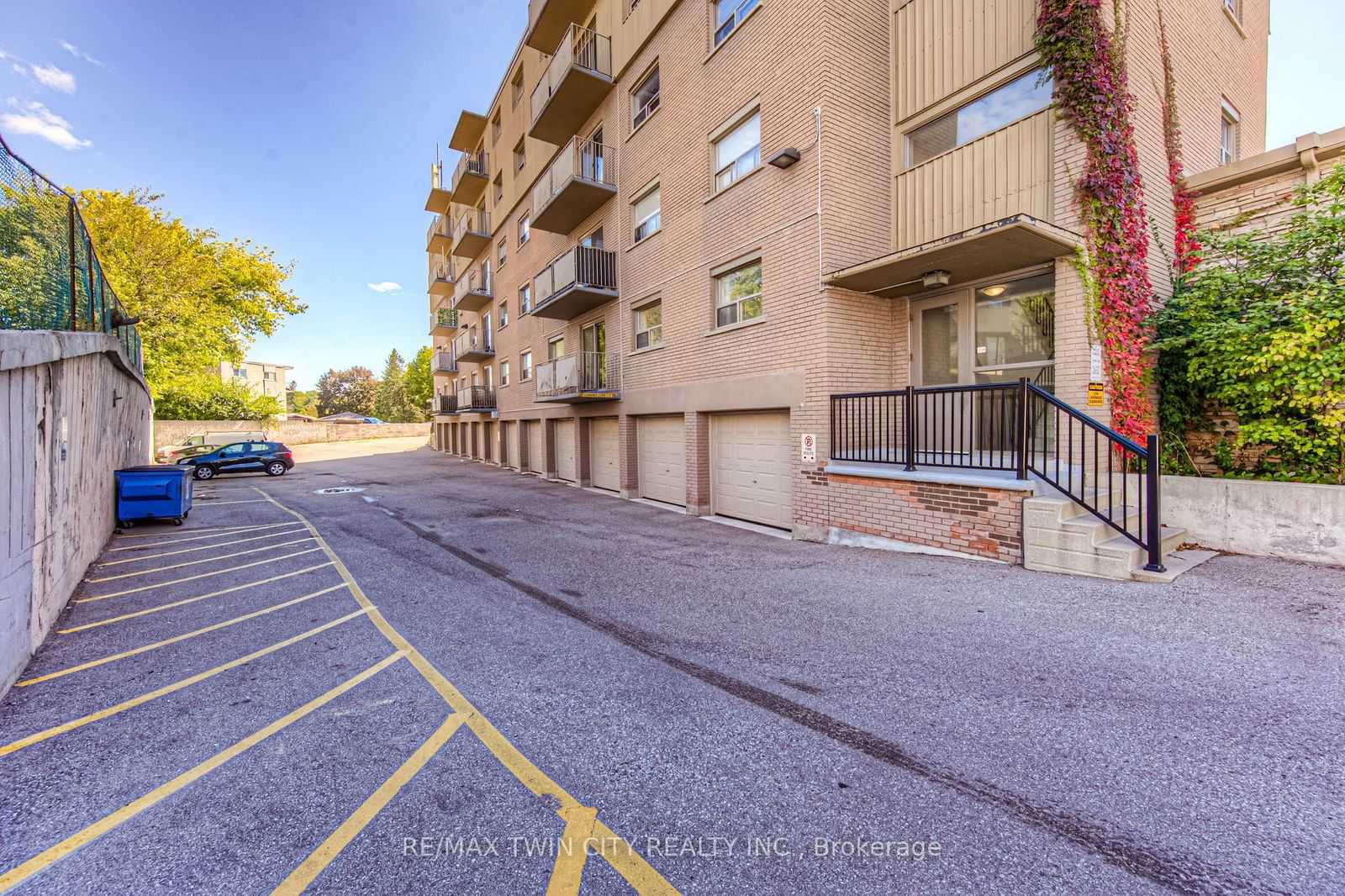 283 Fairway Rd, unit 201 for sale