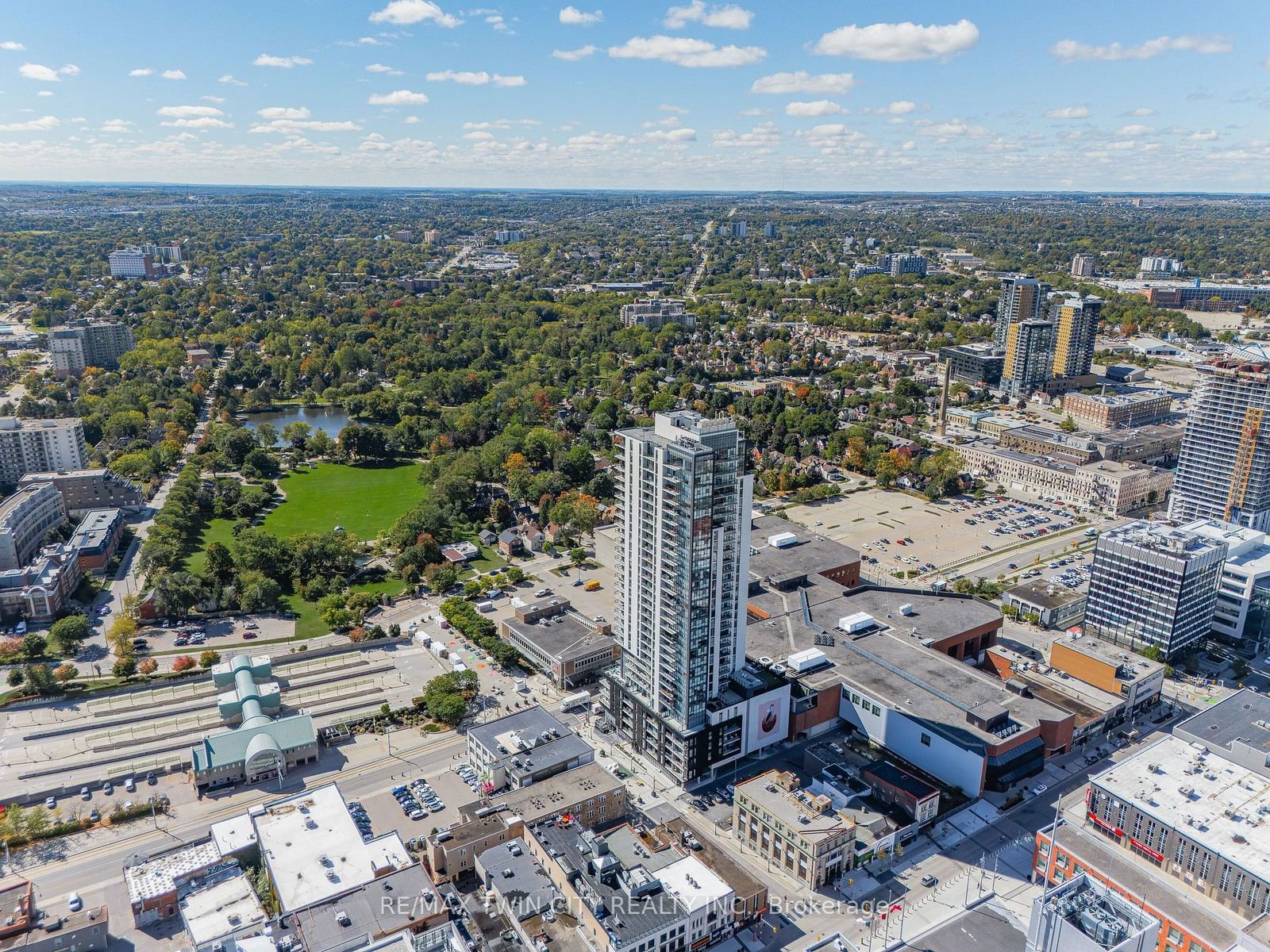 60 Charles St W, unit 807 for sale