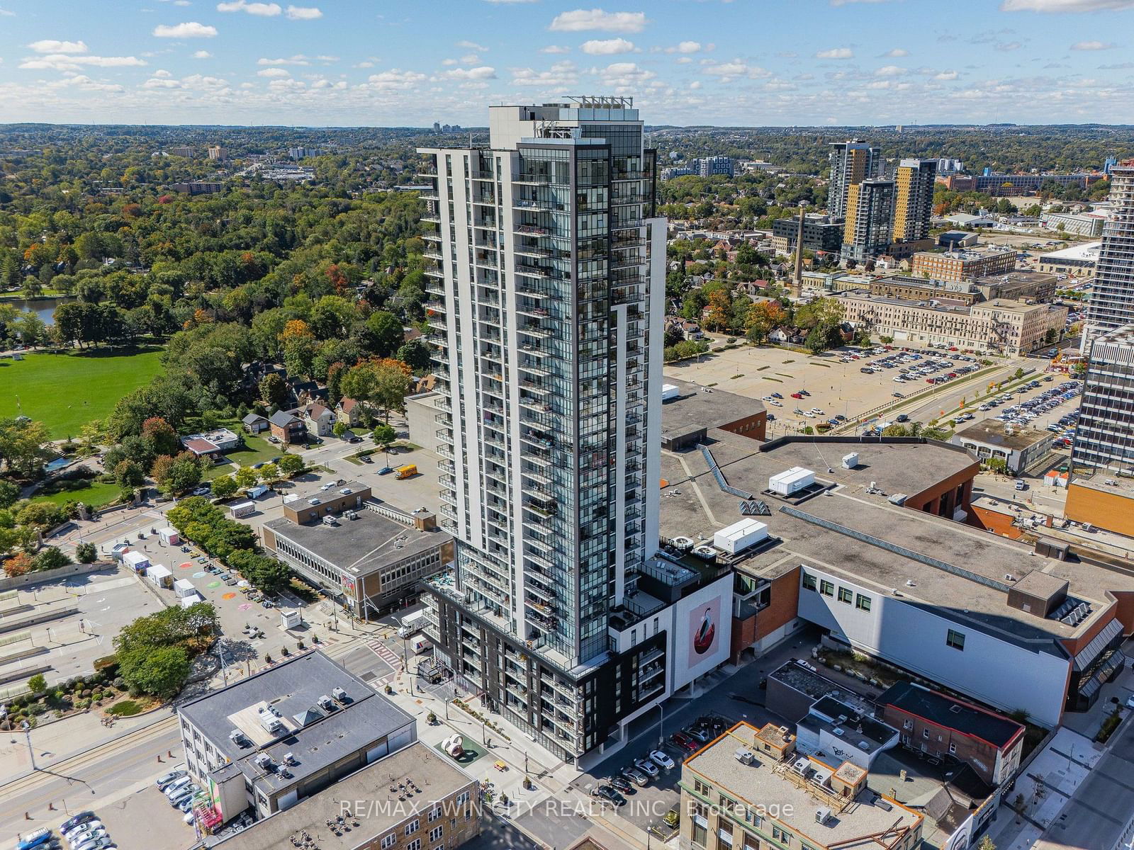 60 Charles St W, unit 807 for sale