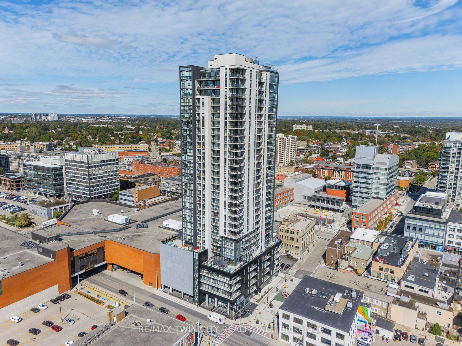 60 Charles St W, unit 807 for sale