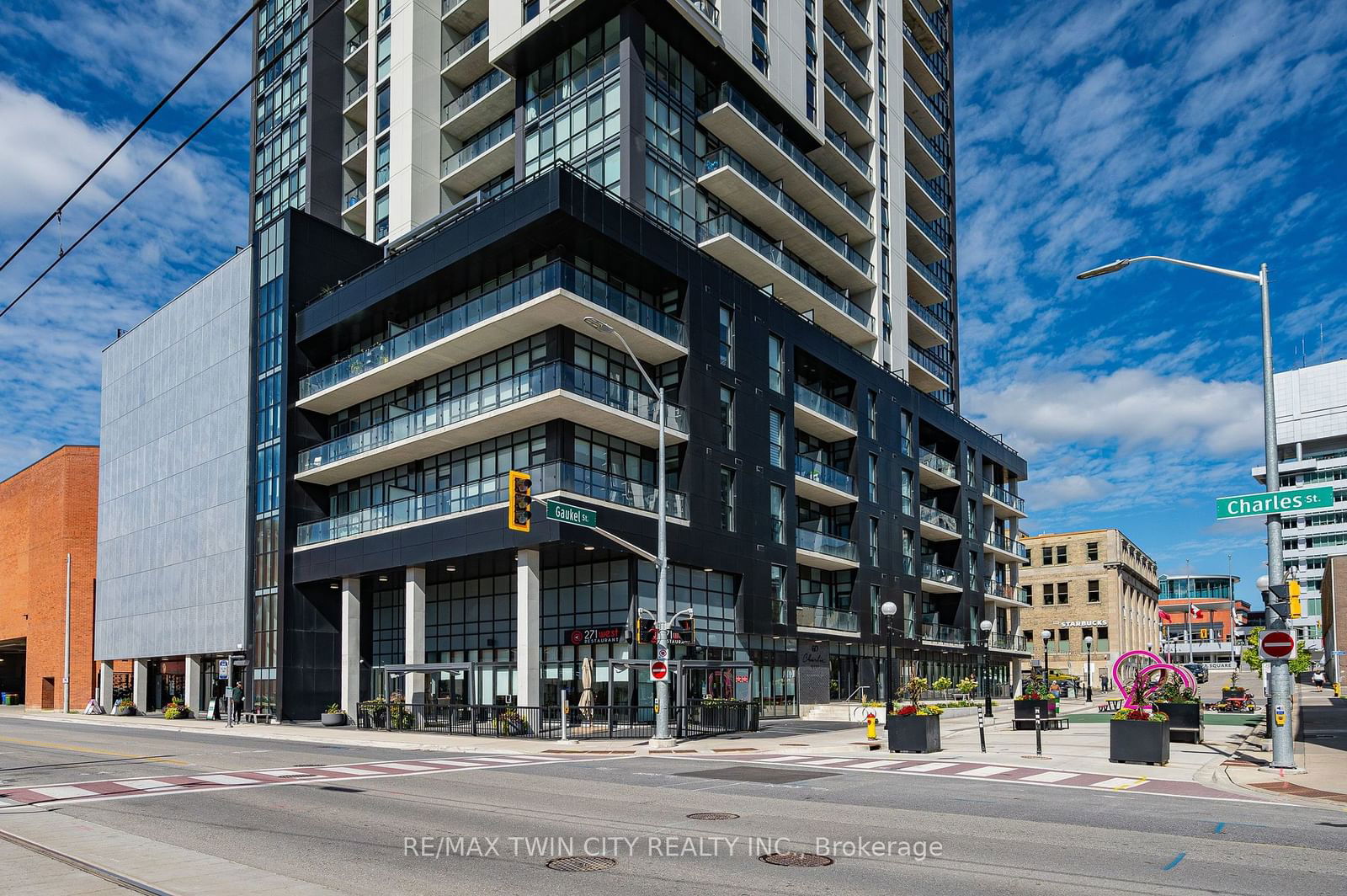 60 Charles St W, unit 807 for sale