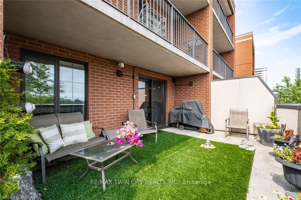 47 Caroline St N, unit 403 for sale