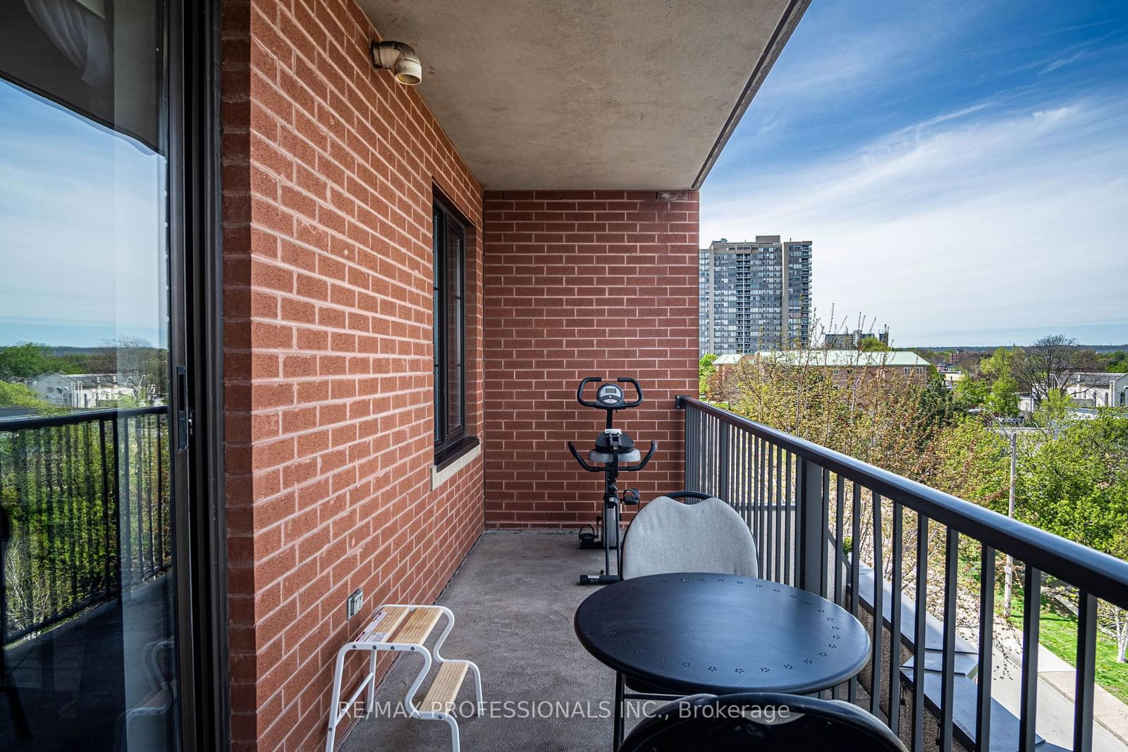 47 Caroline St N, unit 502 for sale